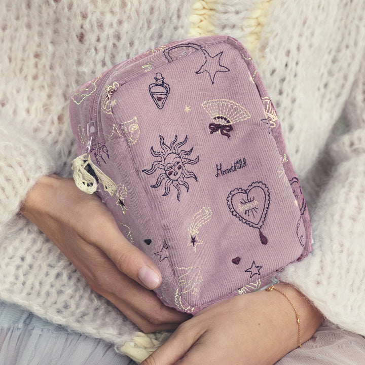 Maanesten Dreams Makeup Bag Magical Purple wordt in de handen gehouden, paars velours met borduursel. Model 4098-2
