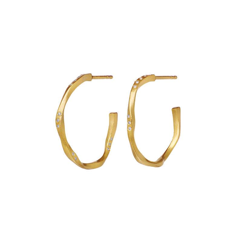 maanesten-echo-medium-hoops-23mm-verguld toont elegante gouden oorringen met discrete heldere stenen. Model 9862a-9862a-1