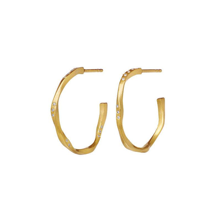 maanesten-echo-medium-hoops-23mm-verguld toont elegante gouden oorringen met discrete heldere stenen. Model 9862a-9862a-1