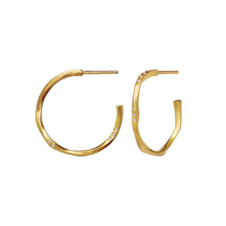 Maanesten Echo Medium Hoops 23 mm vergulde, elegante oorbellen in golvende gouden look met kleine steentjes, Model 9862a-9862a-2