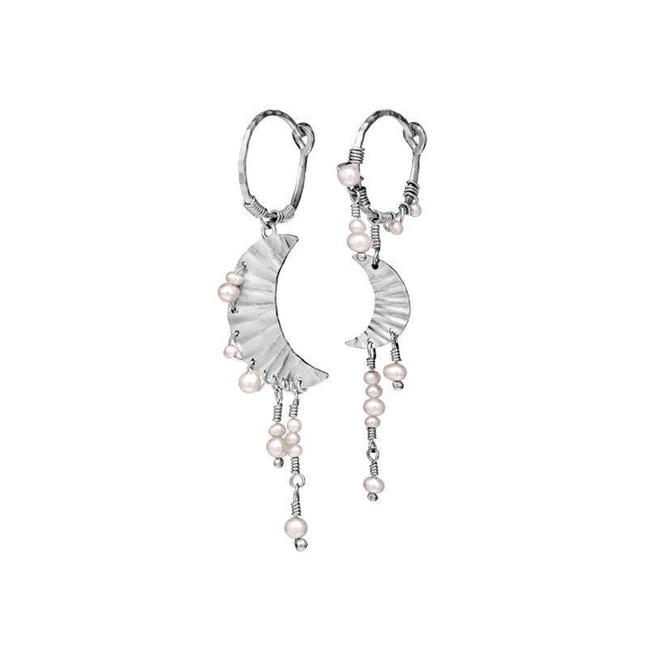 Maanesten Esta oorbellen in zilver met halvemaanvorm en hangende witte parels. Model 9843c-9843c-1