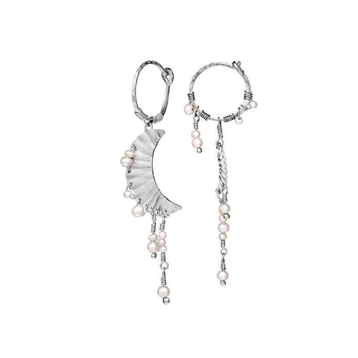 Maanesten Esta Oorbellen in zilver met verschillende designs, druppelvormige parels en details. Model 9843C-9843C-2