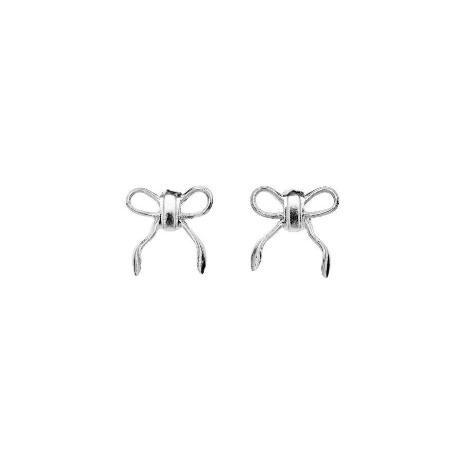 Maanesten Eunice Silver Bow Stud Earrings toont een paar elegante oorbellen in zilver met een strikontwerp. Model 9944c-1