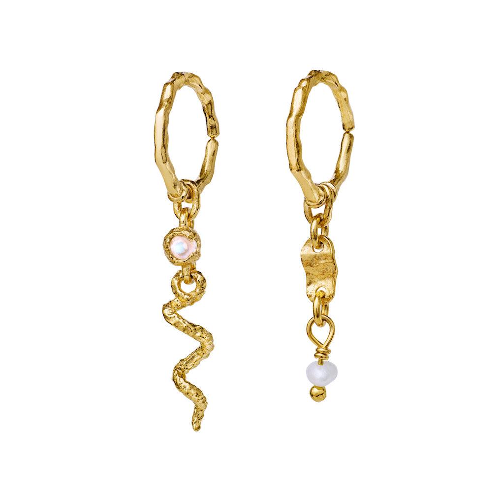 Maanesten Evelyn Earrings gold-plated toont twee unieke gouden oorbellen met asymmetrisch design, parel en gedraaid detail. Model 9749a-9749a-1.