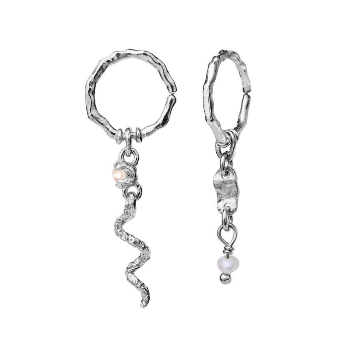 Maanesten Evelyn Oorbellen in zilver met organische vormen, één met een gedraaide hanger en één met een parel. Model 9749c-9749c-2