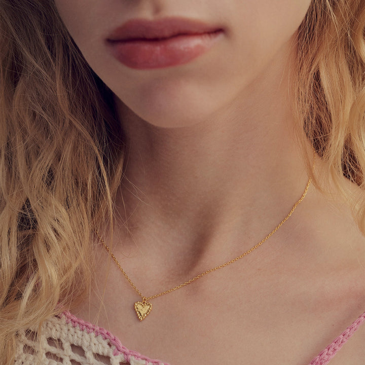 De Moonstone Fatal Heart Gold Plated ketting verschijnt om de nek van een vrouw, model 2810a-2