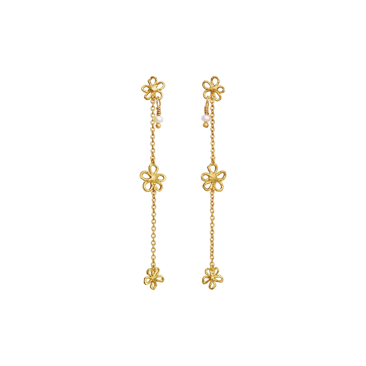 Maanesten Felixa vergulde oorbellen met bloemen en pareldetails op een zwarte achtergrond. Model 10094a-1