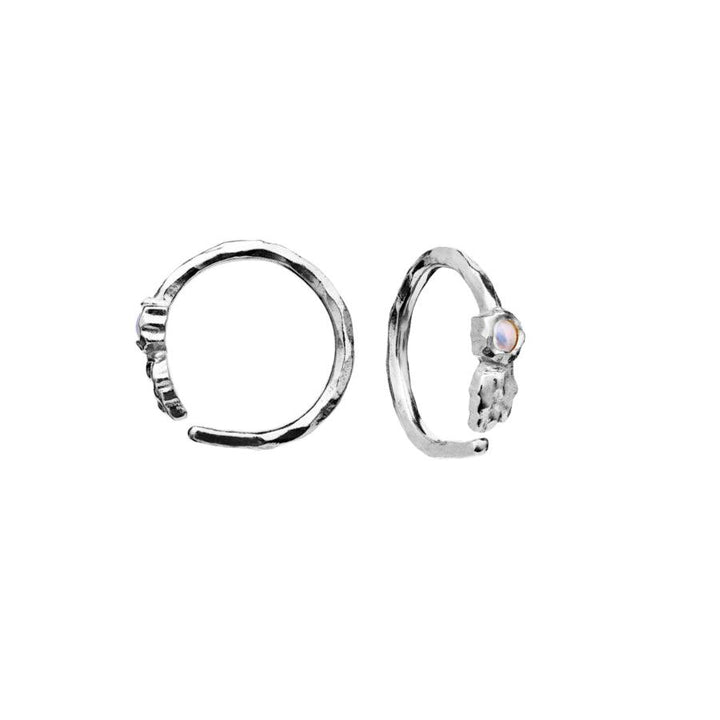 Maanesten Florus Creolen in zilver met organische vorm en kleine ronde steen, Model 9659c-9659c-2.