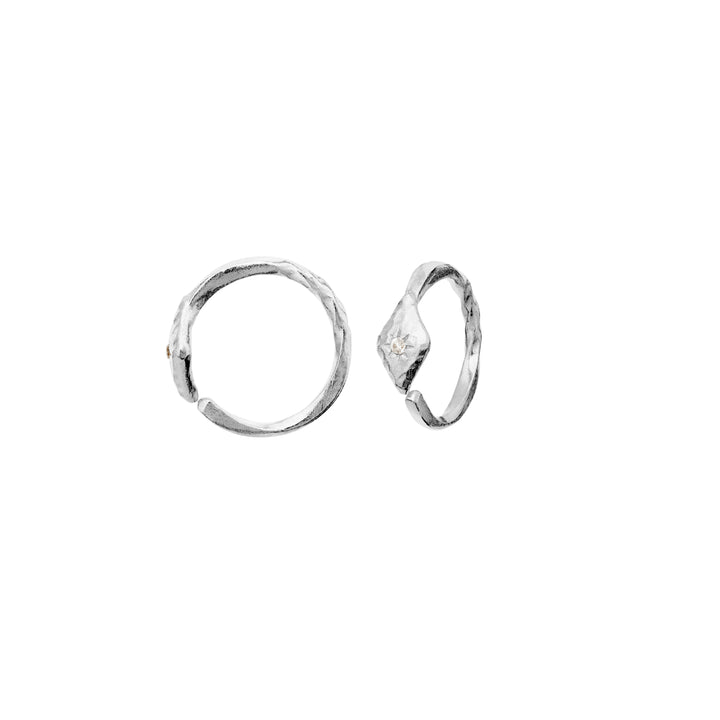 Maanesten Forte zilveren creolen met mat oppervlak en kleine steen op een witte achtergrond. Model 10021c