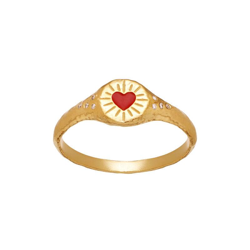 de maansteen hayali ring met hartje toont een vergulde ring met een rood hart en kleine heldere steentjes, Model 4838a-001