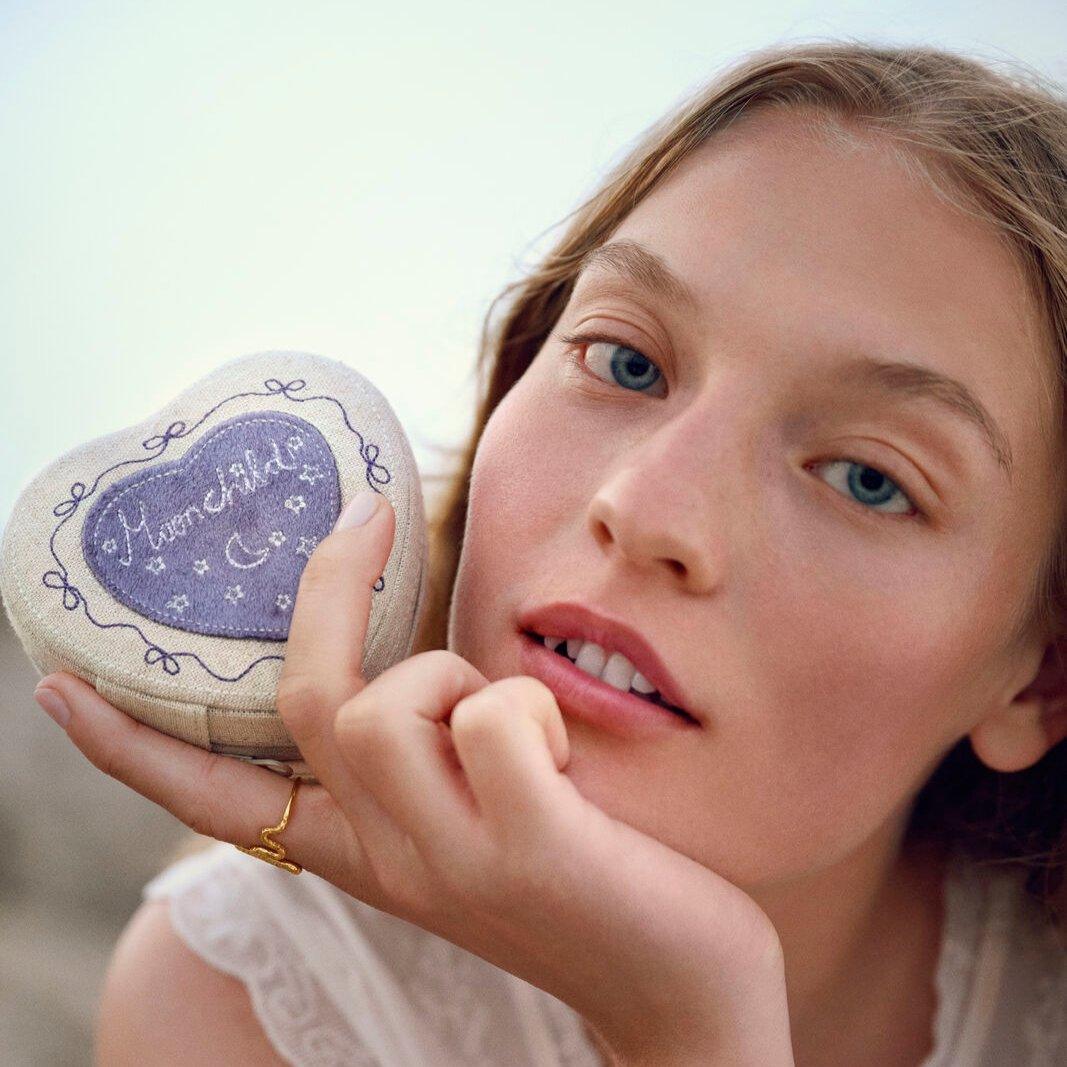 maanesten-hart-sieradendoosje-zandsieradendoosje vastgehouden door vrouw, hartvormig doosje in lichte tinten. Model 4019-1