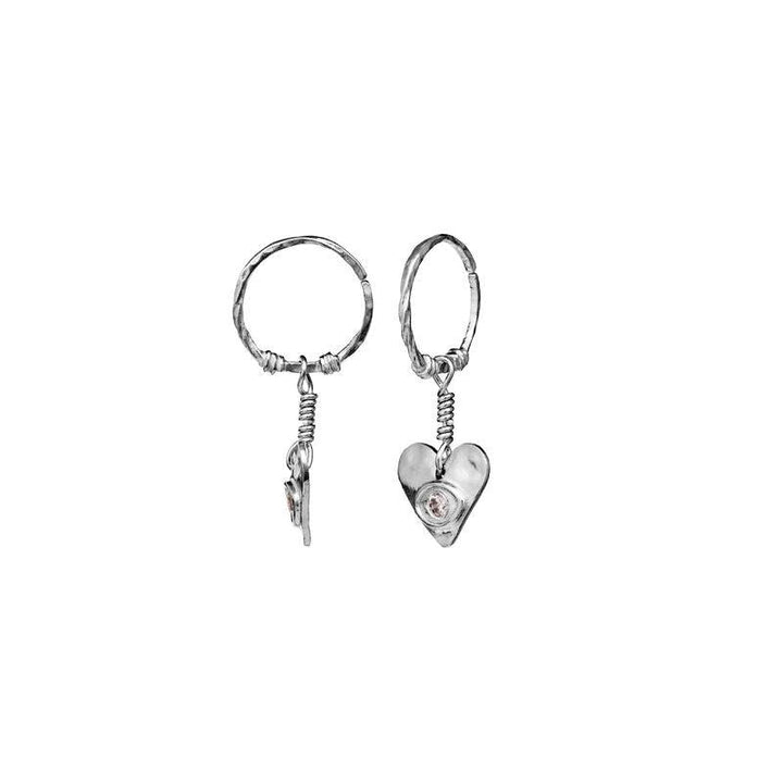 Maansteen Hestia oorbellen in zilver met harthanger en gedetailleerd oppervlak, model 9848c-2.