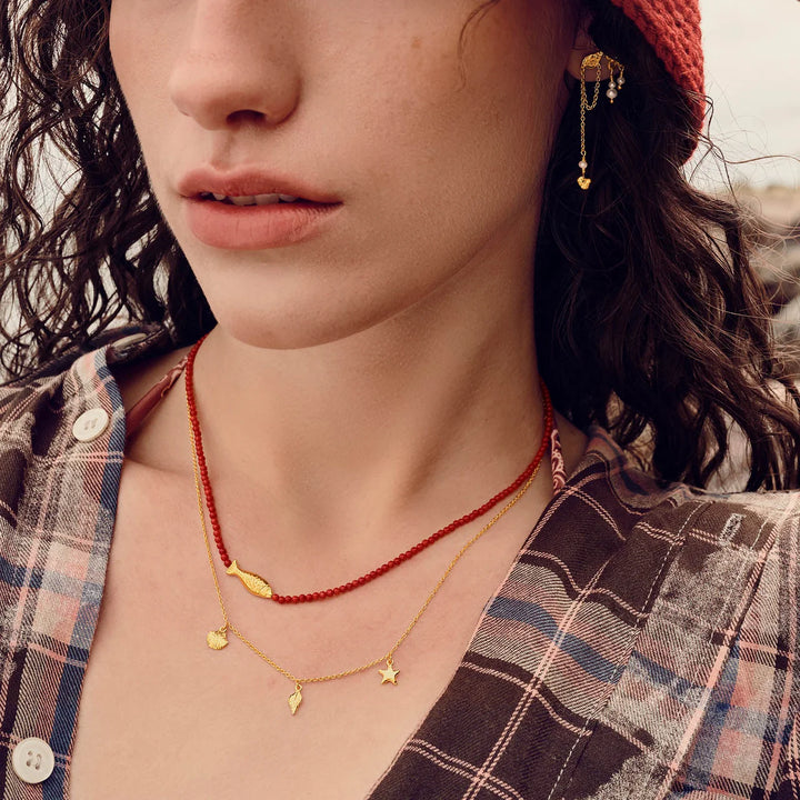 maanesten-iluka-ketting verguld met gouden bedels en rode kralen, gedragen door vrouw, Model 2818a-2