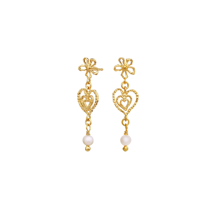 Maanesten Isabel Gold Plated Heart Earrings tonen twee elegante vergulde studs met gedetailleerde harthangers en parel. Model 10097a