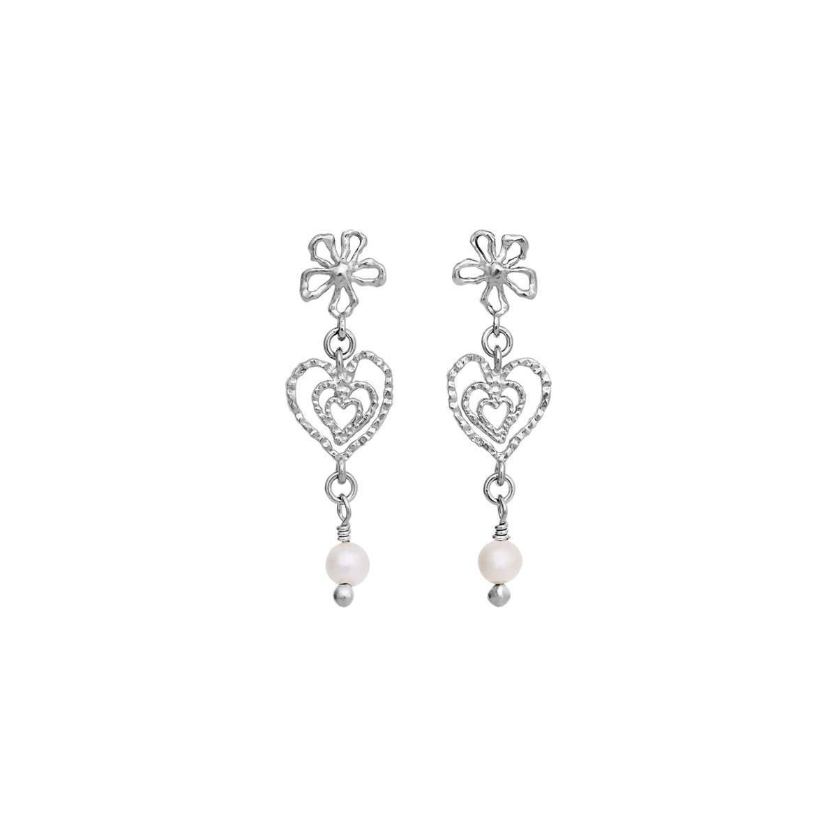 maanesten-izabel-solve-heart-earrings toont zilveren oorbellen met hartje en pareldetail, Model 10097c-1
