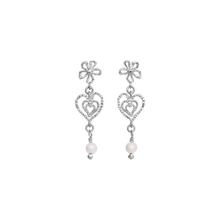 maanesten-izabel-solve-heart-earrings toont zilveren oorbellen met hartje en pareldetail, Model 10097c-1