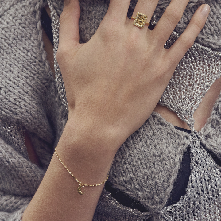 Maanesten Laura vergulde armband afgebeeld om de pols, fijne gouden ketting met maanhanger in close-up. Model 8689a-2