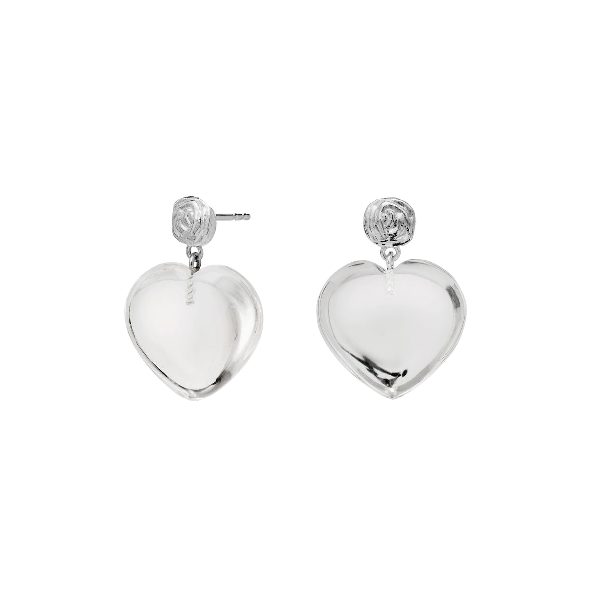 Moonstone Lemona Grande Silver Heart Earrings toont glanzende, hartvormige zilveren oorbellen op een witte achtergrond. Model 9976C