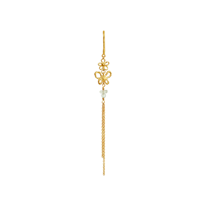 Maanesten-Livia-Single-Kaedeorring-Gold Plated wordt gedetailleerd weergegeven met gouden oppervlak, bloemen en lange ketting. Model 10120a-1