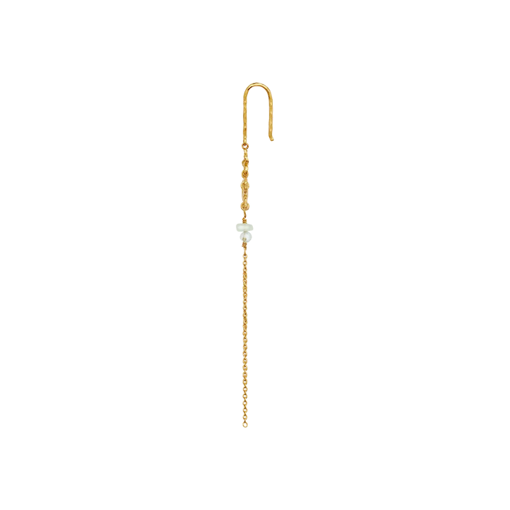 Maanesten Livia Single Chain Earring verguld wordt weergegeven in een close-up, elegante gouden ketting met pareldetail. Model 10120a