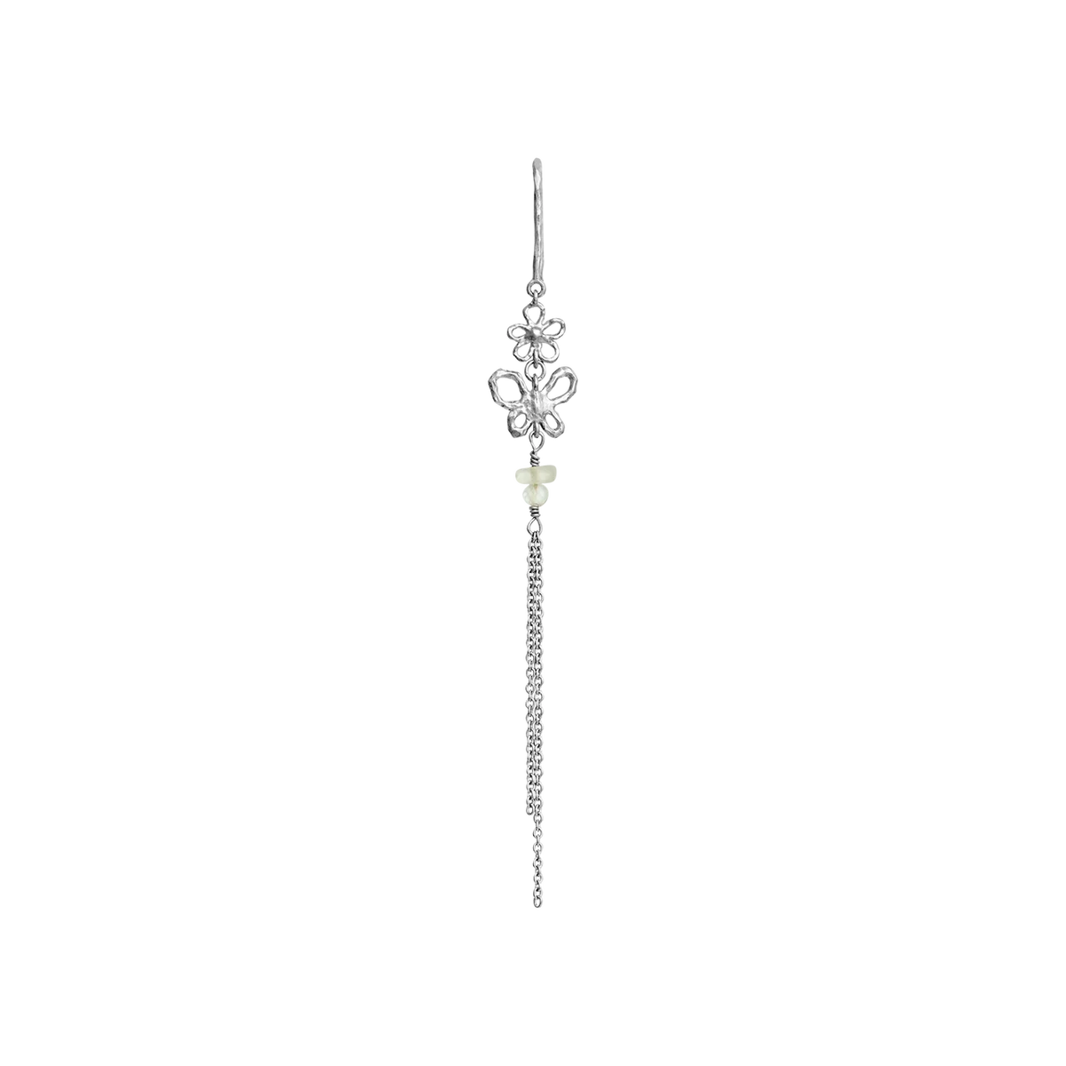 Maanesten Livia Single Chain Earring Silver toont een delicate zilveren oorbel met bloemen en ketting. Model 10120c-1