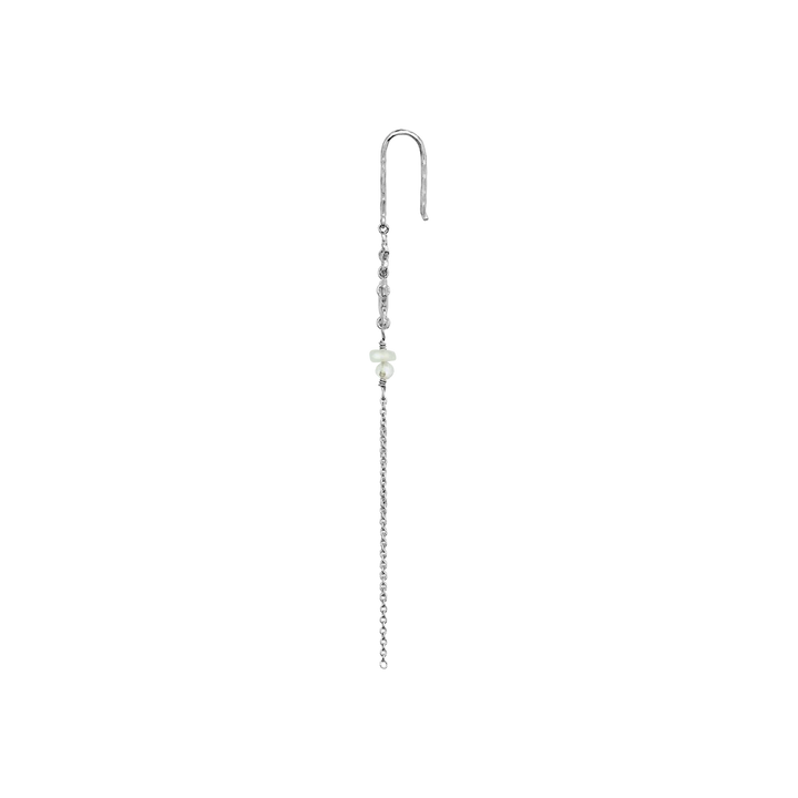 Maanesten Livia Single Chain Earring Zilverkleurige, elegante ketting met pareldetail op een witte achtergrond. Model 10120c-2