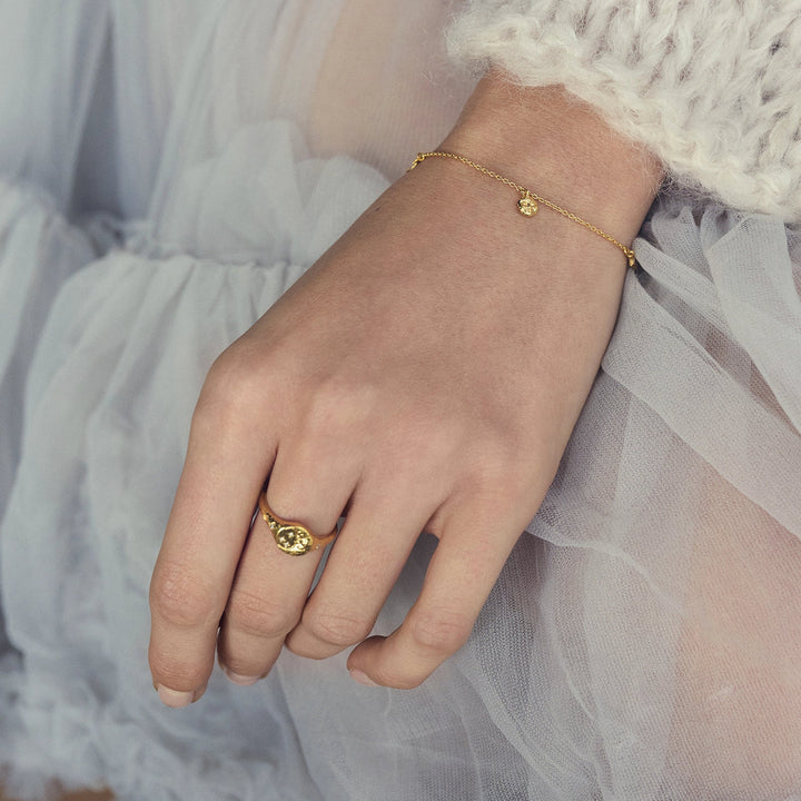 De vergulde armband van Maanesten Lysander verschijnt bij de hand in vrouwelijk, licht vamp en tule. Model 8691a-2