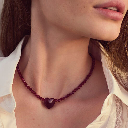 maanesten kastanjebruine hartketting met donkerrode parels en harthanger naar model, model 2026-2841a-1