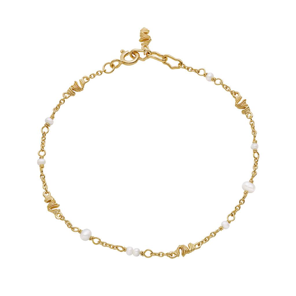Maanesten Mero Armband 18kt. verguld met kleine witte parels en gedraaide gouden details, Model 8581a-8581a-1