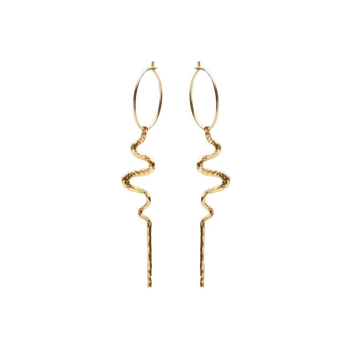 Maanesten Mia Creol vergulde oorbellen met golvende, gebogen hanger in goudlook, Model 9372a-9372a-1.