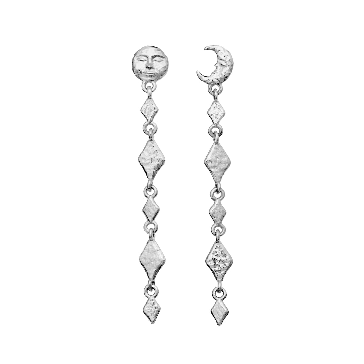 Zilveren oorbellen van Maanesten Minola worden weergegeven op een witte achtergrond met een maan- en zonmotief. Model 10034c-1