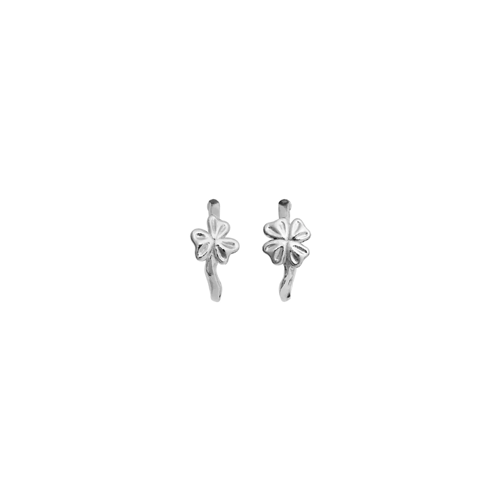 Maanesten Nadine Earrings Silver toont een set zilveren oorbellen met bloemmotief, model 10105c-1.