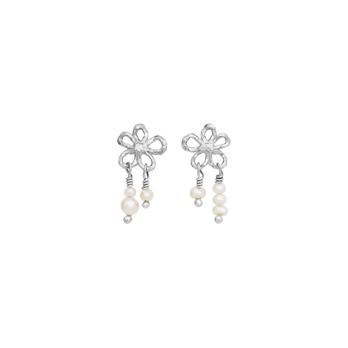 Maanesten Nicola Solv Flower Earrings toont twee zilveren oorbellen met bloemen en hangende parels. Model 10106c-1.