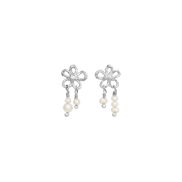 Maanesten Nicola Solv Flower Earrings toont twee zilveren oorbellen met bloemen en hangende parels. Model 10106c-1.
