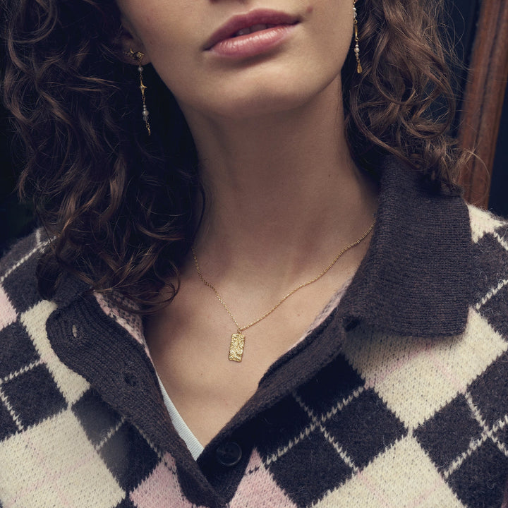 maanesten-notabene-vergulde-ketting gedragen door vrouw, elegante vierkante hanger in goud, model 2802a-2