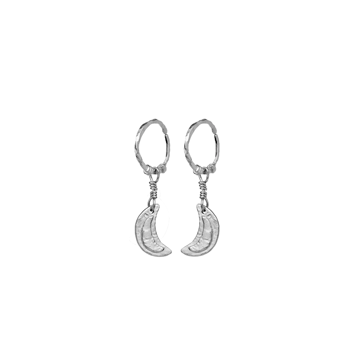Maanesten Odessa Oorbellen in zilver, detailafbeelding van oorbellen met maanhanger, Model 9841c-1
