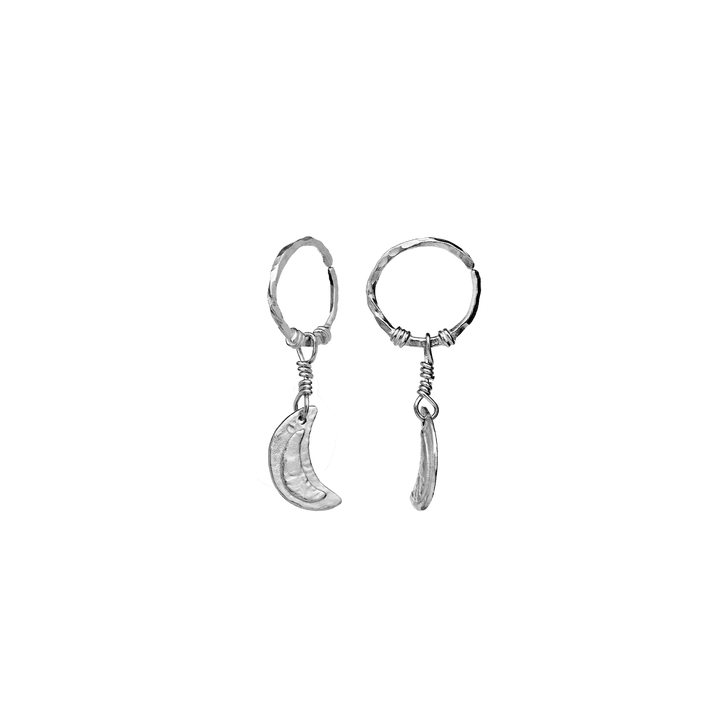 De Moonstone Odessa Earrings in zilver toont twee kleine oorringen met asymmetrische hangers. Model 9841c-2