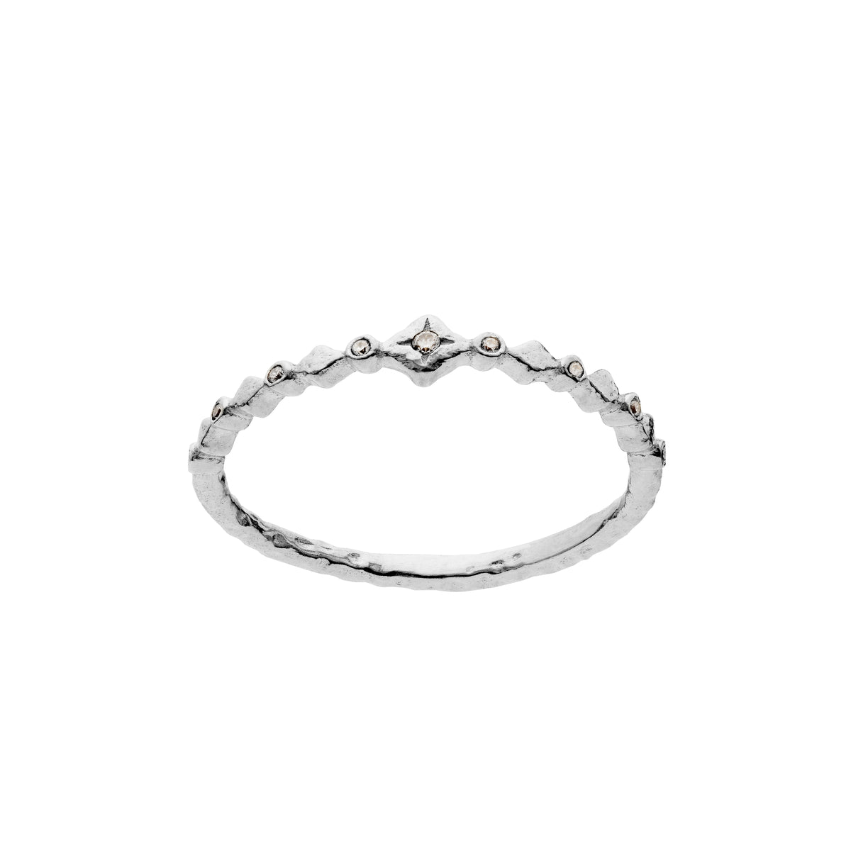 Zilveren Maanesten Ria ring met unieke golvende rand en kleine details, van dichtbij gefotografeerd. Model4873c-001-1