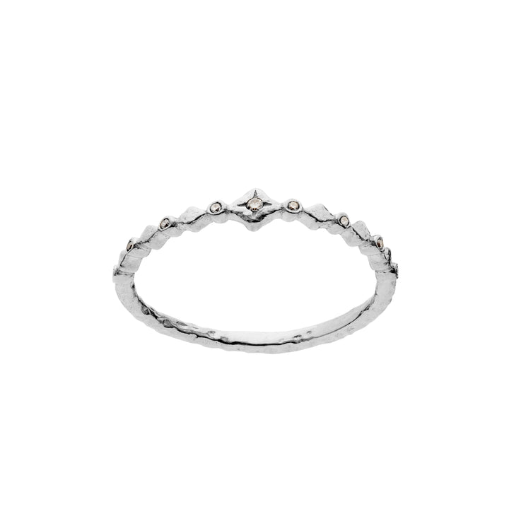 Zilveren Maanesten Ria ring met unieke golvende rand en kleine details, van dichtbij gefotografeerd. Model4873c-001-1