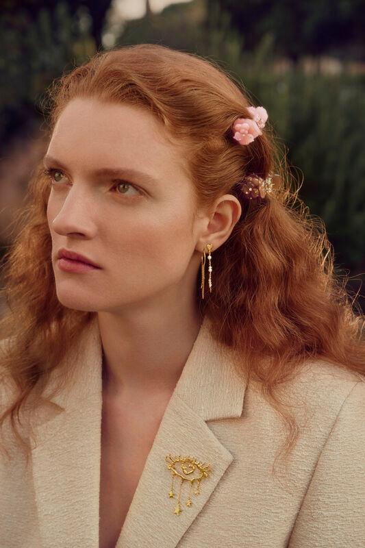 Maanesten Rohi Haarklauw Mokka in het haar van vrouw met golvend haar, beige jasje. Model 3999 - één maat