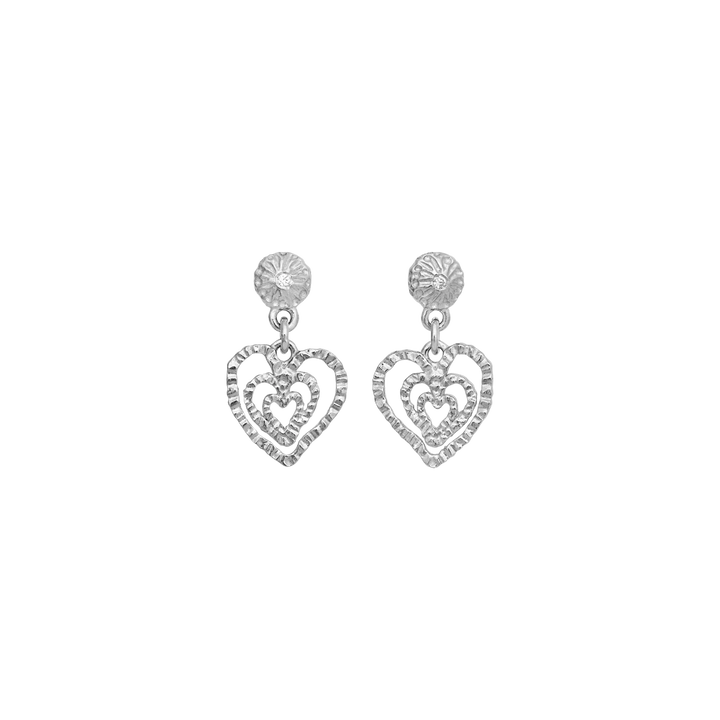 Maanesten Sada Silver Heart Earrings, gedetailleerde hartvormige oorbellen in zilver. Model 10110c-1