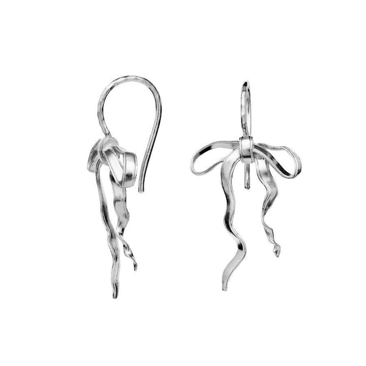 Maanesten Sanja zilveren oorbellen met organisch gebogen ontwerp en glanzende afwerking, model 9931c-2.