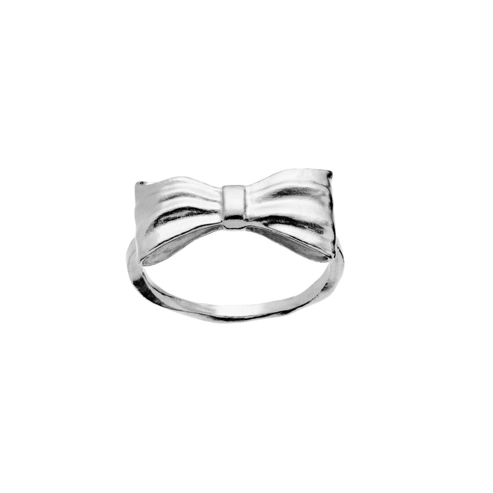 Maanesten Satin Silver Ring Bow toont een elegante zilveren ring met glanzend strikdetail, model 4832C-003.