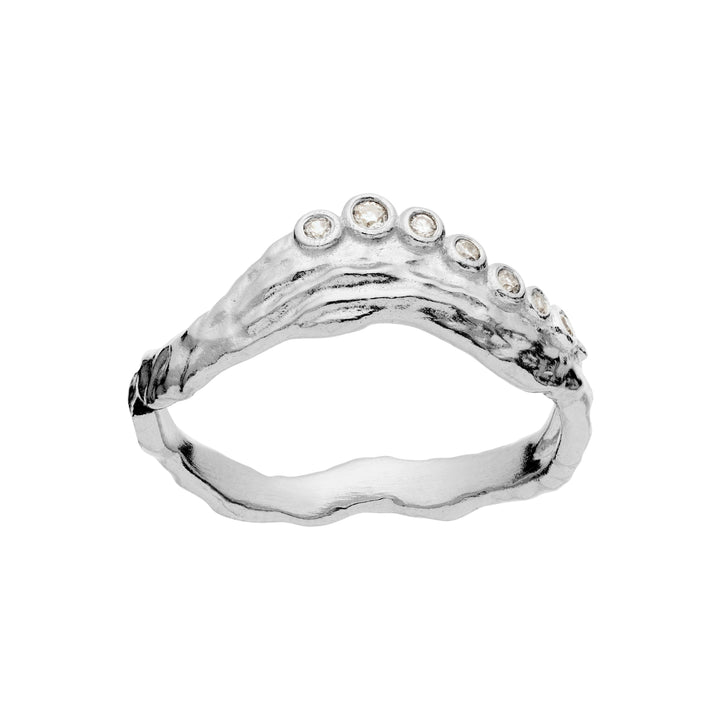 Maanesten Selene zilveren ring met zirkonia, ruwe textuur en gebogen vorm, model 4866c-001-1.
