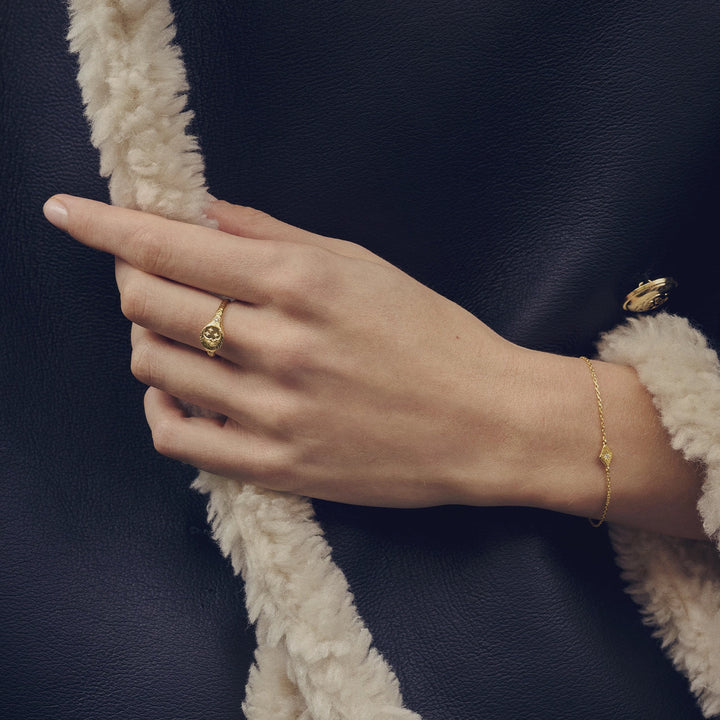 Maanesten Solo vergulde armband wordt discreet om de pols gedragen, elegant en fijn gedetailleerd. Model 8690a-2