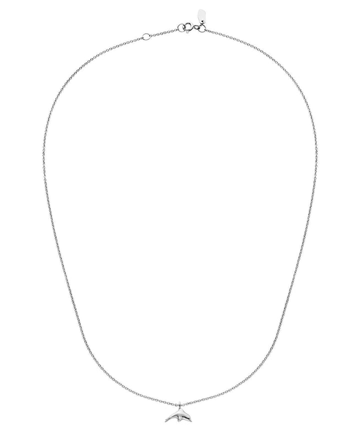 maanesten-tide-necklace-solv toont een fijne zilveren ketting met kleine golfvormige hanger, Model 2694c-2