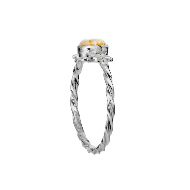 De Moonstone Ula Ring Silver toont een elegante gedraaide zilveren ring met een gouden steen, Model 4821c-001.