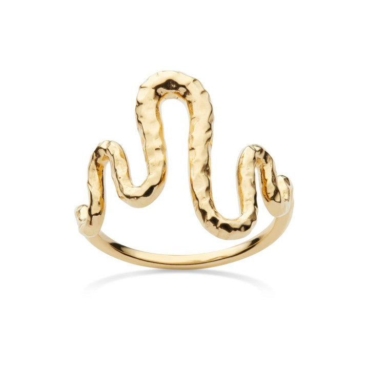 maanesten viva ring 18 kt vergulde, golfvormige vingerring met een gehamerde afwerking op een lichte achtergrond. Model 4315a-4315a-001