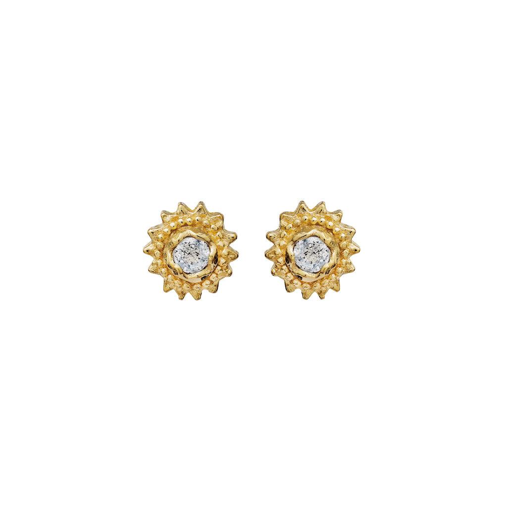 Moonstone Willa Earrings toont een set vergulde studs met ronde heldere stenen in het midden. Model 9730a-9730a-1