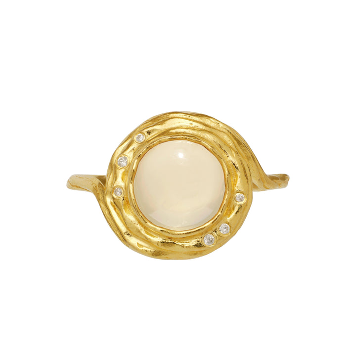 Maanesten Zahra vergulde ring met ronde witte steen en kleine duidelijke details, model 4867a-001.